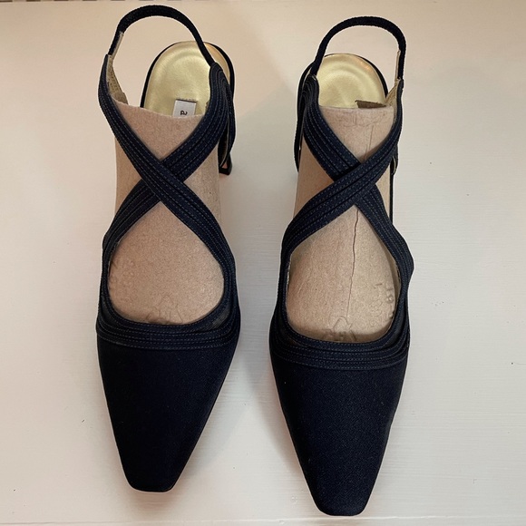 Ann Marino navy heels - Picture 3 of 6
